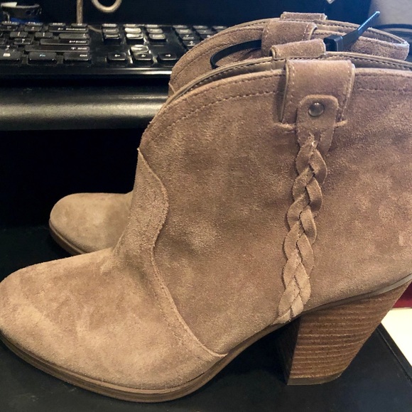 Vince Camuto Shoes - Vince Camuto Hudson Western Ankle Booties Size 8M